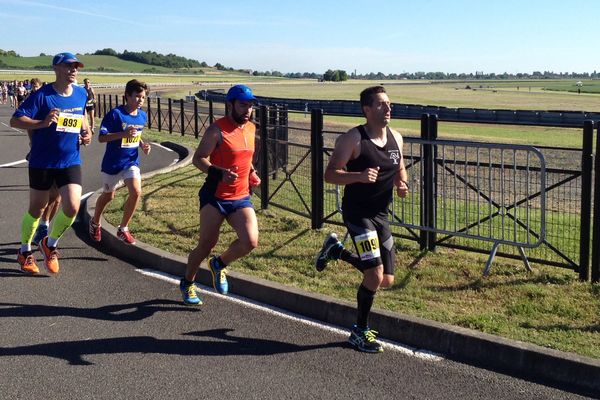 Courir sur les pistes d'essais du centre de recherche de Michelin à Ladoux aux portes de Clermont-Ferrand