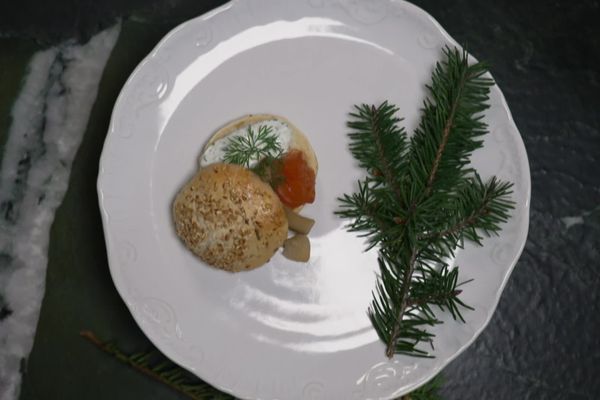 Cette semaine, le chef donne carte blanche à Élodie. Elle vous propose une recette de saumon gravlax au gin et au miel, accompagné de petits pains parfumés au pin Douglas.