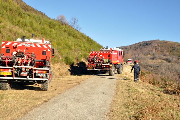 Intervention des sapeurs-pompiers sur un incendie à Vaychis, en Ariège, près d'Ax-les-Thermes, en 2015. 