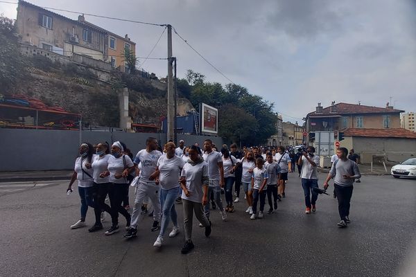 Environ deux cents personnes ont participé à la marche blanche en l'honneur de Rayanne. 