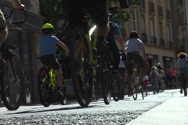 À l'occasion de la journée sans voiture à Poitiers, une vélorution a été organisée.