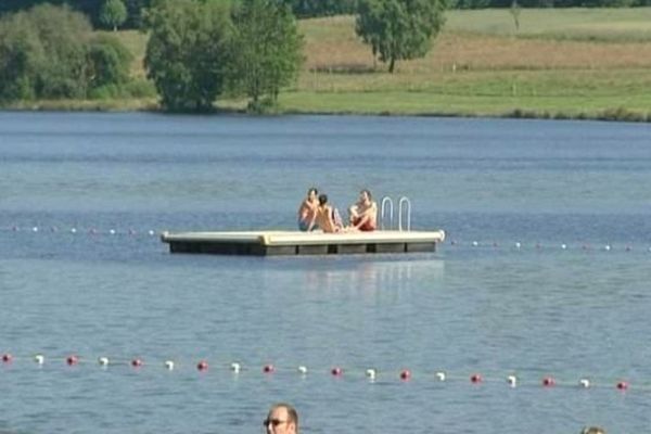 C'est en sautant de ce ponton du plan d'eau du Coiroux que le jeune garçon se serait noyé