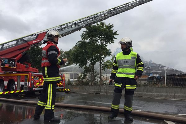 Pompiers en intervention à Bordeaux. illustration.