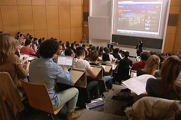 Des étudiants suisses dans l'Amphithéâtre de l'université de Lausanne