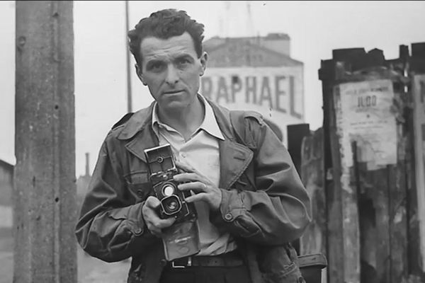 Robert Doisneau, sur l'une de ses photos exposées au festival Étonnants voyageurs de Saint-Malo (Ille-et-Vilaine).