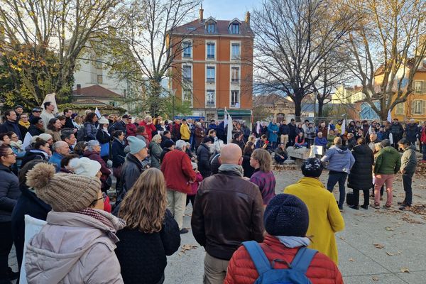 Un rassemblement a été organisé ce samedi 23 novembre sur la place Saint-Bruno, à Grenoble, pour demander plus de sécurité dans le quartier.