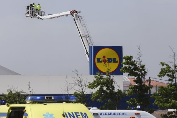 L'avion de tourisme qui s'est écrasé sur un supermarché, avec trois Français à son bord, rejoignait Marseille.