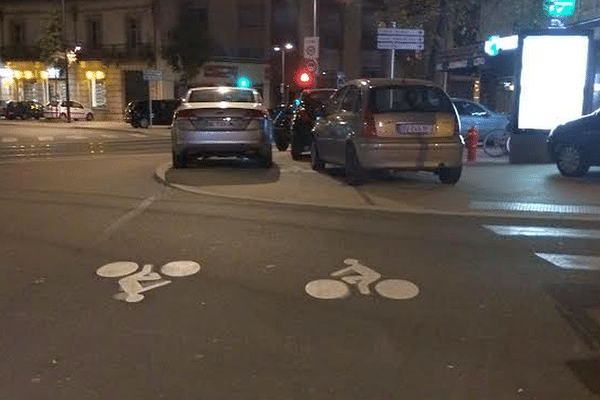 Place de la République à Dijon, les emplacements destinés aux vélos sont investis par les voitures