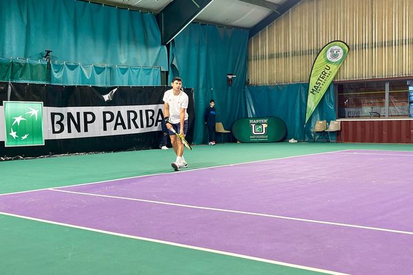 William Jucha, 19 ans, a remporté son premier match ce vendredi 29 novembre en quart de finale contre l'Irlande au championnat universitaire international de tennis.