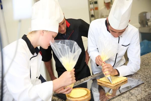 Pour certains, cette rémunération des élèves des lycées professionnels pourrait entraîner une concurrence avec l'apprentissage, une formation professionnelle qui relève du Centre de formation des apprentis (CFA).