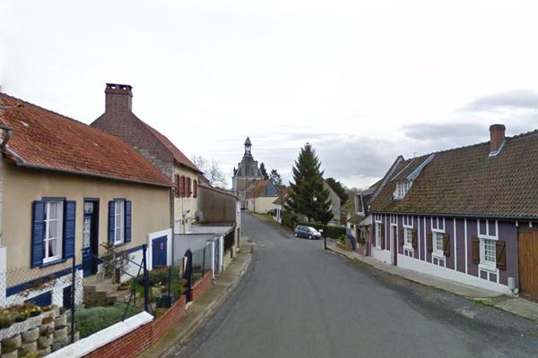 La grande rue à Long (Somme).