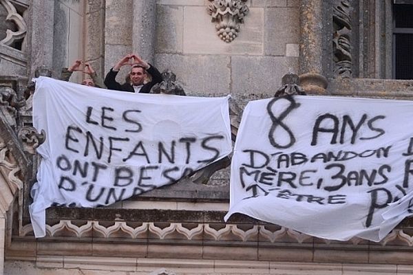 Les quatre pères séparés perchés sur la cathédrale d'Orléans, le 10 mai 2013 