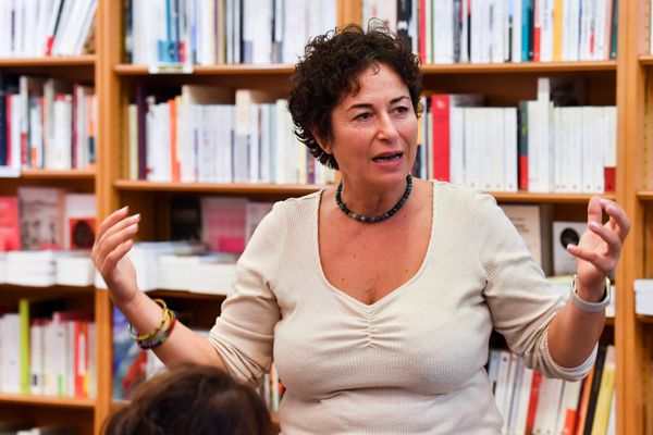 Pinar Selek présente son livre "Le chaudron militaire turc", à la Librairie Quai des Brumes, à Strasbourg, le 11 octobre 2023.