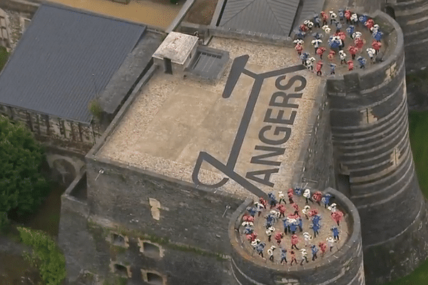 La fresque humaine sur le château des ducs d'Anjou pour le Tour de France, le 4 juillet 2016.