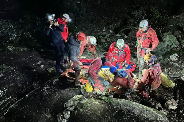 Le Belge de 47 ans qui avait chuté dans la grotte d'Olargues a regagné la surface samedi soir.