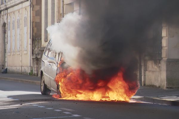 Une voiture en feu rue Vauban à Nevers