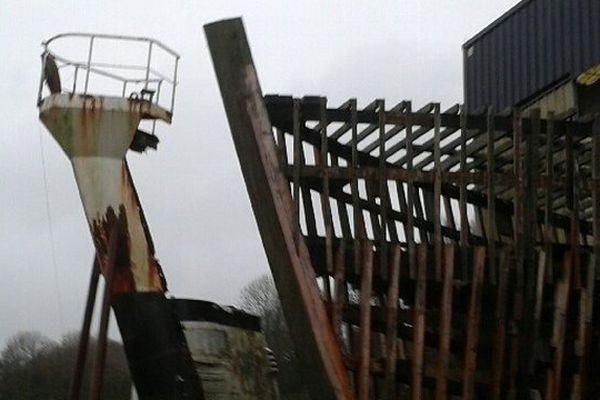 La Calypso aujourd'hui dans un hangar des Chantiers Piriou à Concarneau dans le Finistère.