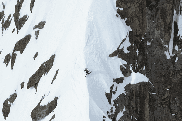 La face sud de l'aiguille du Moine dans le massif du Mont-Blanc bénéficie d'un faible enneigement - janvier 2024