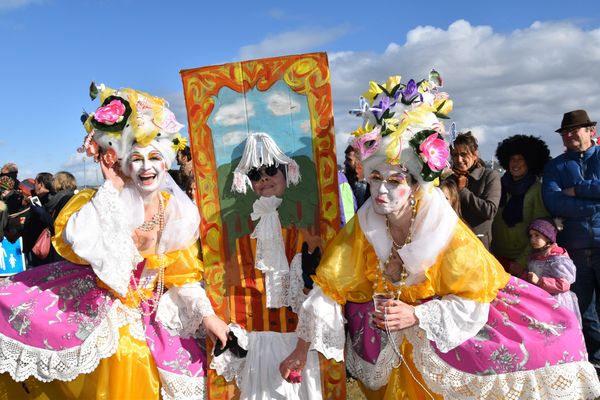 Dans une ville autrefois très chrétienne, les Gras, la fête qui transgresse sexe et religion s'avère très importante.