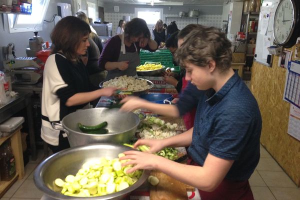 Les jeunes de FOODTROC, mini-entreprise solidaire, en cuisine