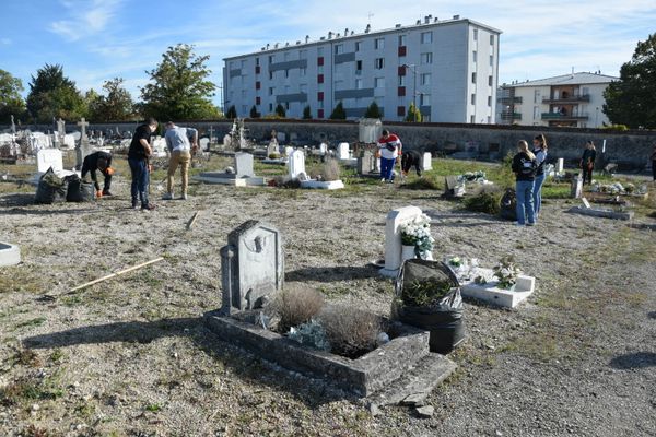 Le cimetière a également été désherbé, sur le même principe, par des jeunes de la mission locale.