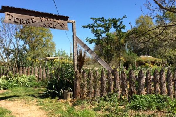 L'entrée de la propriété où Pascal Depienne pratique la permaculture à Champagné-Saint-Hilaire dans la Vienne