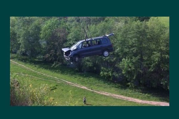 Un père de famille s'est jeté en auto, avec ses quatre filles à bord, du haut de la Roche Percée, une falaise située sur la commune de Pierre-Perthuis, dans l’Yonne. 