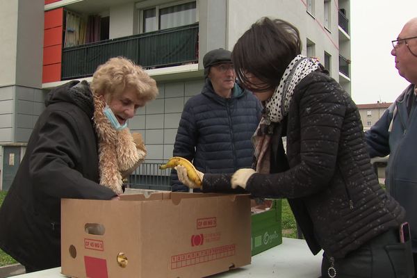 La brigade solidaire récupère les invendus des supermarchés et les distribue dans six quartiers populaires de Rive de Gier.