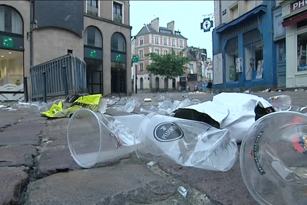 Les rues de Rennes jonchées de détritus suite à la grève des balayeurs de la municipalité 