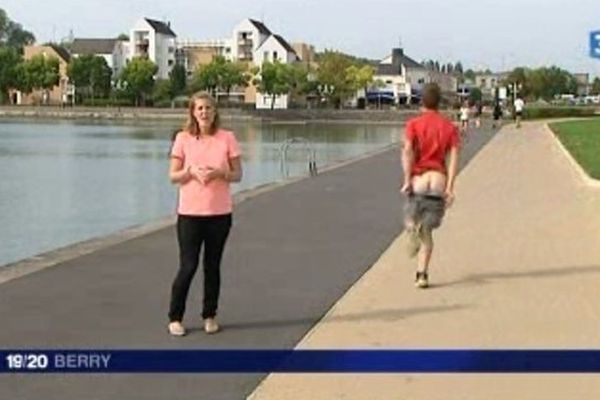 Eloise Bruzat, journaliste à France 3 Berry, réalise son "plateau" quand un jogger décide lui aussi d'adresser un message - très personnel - à la caméra.