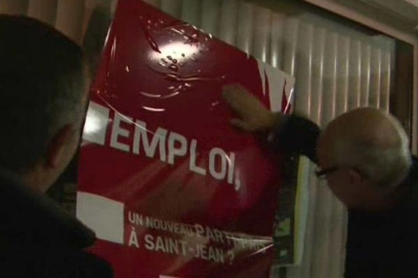 De nuit, comme les colleurs d'affiches lors des campagnes électorales, les commerçants ont collé des affiches au ton offensif