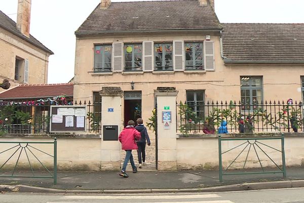 L'école de Fresnoy-la-Rivière dans l'Oise.