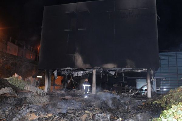 Le centre des impôts de Morlaix incendié dans la nuit du 19 au 20 septembre 2014 après une manifestation de légumiers finistériens