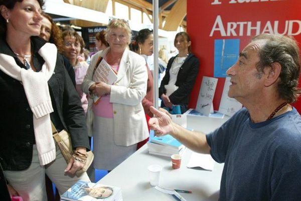 Richard Bohringer dédicace un livre le 5 mai 2005 au Festival "Étonnants Voyageurs" de Saint-Malo