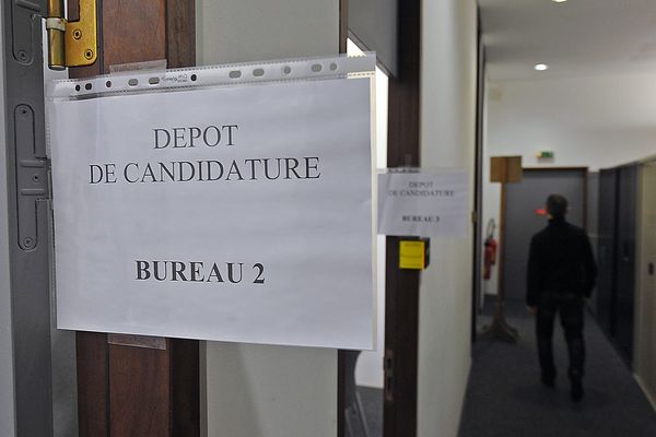 Bureau de dépôt des candidatures à la préfecture du Nord.