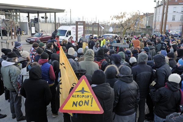 La Confédération paysanne est un fervent opposant au projet de l'aéroport de Notre-Dame-des-Landes. Ici, des militants du syndicat menaient une action au métro d'Oullins, dans la banlieue lyonnaise, en janvier 2016.