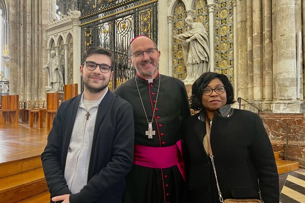 Maxime Traullé, Mgr Le Stang et Sidonie Youlu à la cathédrale d'Amiens, après le chemin de croix, vendredi 7 avril 2023.