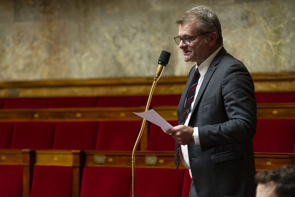 Philippe Schreck, député du Var, a recruté un militant néofasciste sous pseudonyme comme assistant parlementaire, révèle Libération.