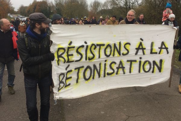 Une centaine d'opposants au projet de zone industrielle ont manifesté ce dimanche sur le site du Carnet.