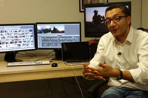 Kamal Redouani, reporter de guerre prépare le montage de son dernier reportage "Inside Daesh"