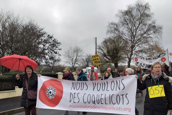 Une centaine de personnes s'est rassemblée devant l'usine Phyteurop le samedi 7 décembre. 