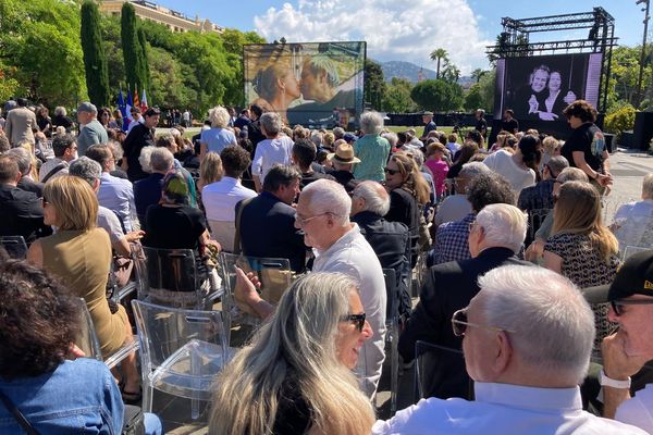 Plus d'un millier de personnes saluent l'artiste Ben et son épouse Annie à Nice ce jeudi 13 juin.