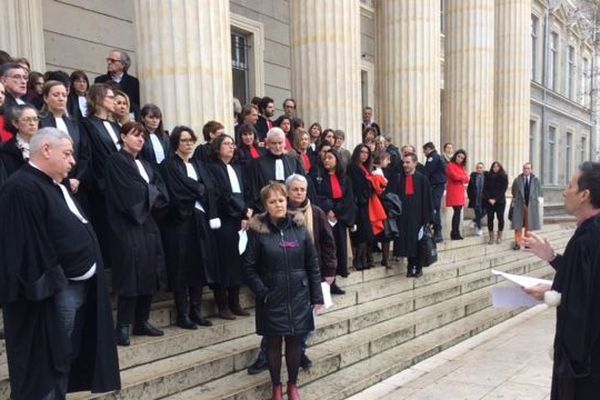 Prises de parole et rassemblement devant le palais de justice de St Etienne  