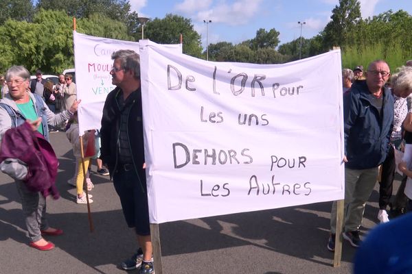 Des campeurs manifestent devant le camping de la Belle Rive qui doit être vendu à un promoteur à Saint-Pair-sur-Mer (Manche)