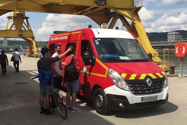 Les trois témoins expliquent aux pompiers ce qui s'est passé 