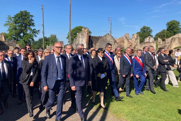 Au côté du maire d'Oradour, des élus alsaciens dont le président de la CEA, Frédéric Bierry, et Danielle Dambach, maire de Schiltigheim.