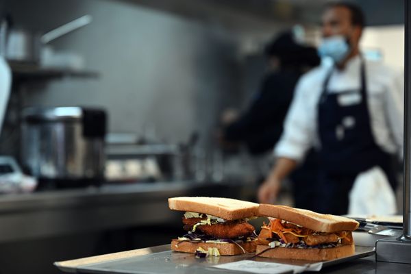 Un restaurateur prépare un plat chaud - Photo d'illustration