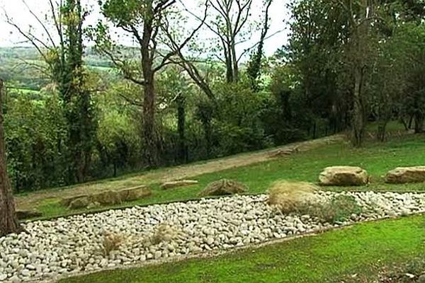 Le jardin de dispersion des cendres au cimetière de Deauville (Calvados)