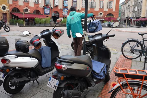 À partir du 4 novembre, les coursiers livreurs ne pourront plus stationner de manière prolongée dans 19 points de l'hypercentre de Limoges.