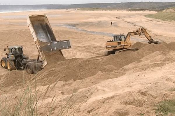 6000 m3 de sable sont déversés sur la dune de Siouville